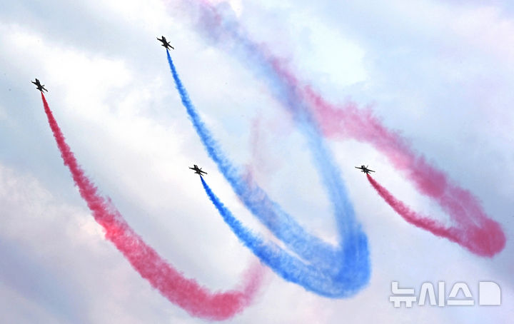 [수원=뉴시스] 김종택 기자 = 17일 경기 수원 공군기지에서 열린 '스페이스 챌린지 2025 in 수원'에서 공군 특수비행팀 블랙이글스가 멋진 에어쇼를 선보이고 있다. 2025.05.17. jtk@newsis.com