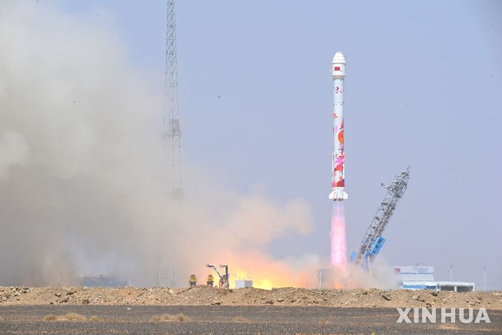 [주취안=신화/뉴시스] 중국 민간 로켓제작사 랜드스페이스(LandSpace 藍箭航天)는 17일 낮 12시12분(한국시간 오후 1시12분)께 간쑤성 주취안(酒泉) 위성발사센터 부근에 있는 둥펑(東風) 사업우주 혁신시범구에서 자체 개발한 운반로켓 ZQ-2E Y2(朱雀二號改進型遙二)에 관측위성 6기를 탑재해 발사했다. 2025.05.18 