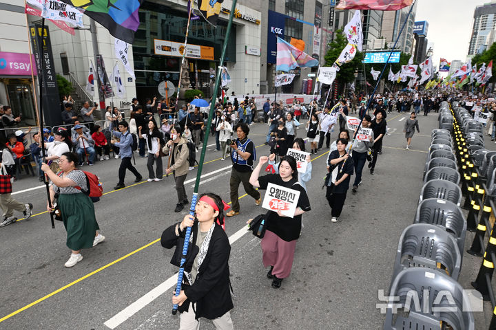 [광주=뉴시스] 이영주 기자 = 민주노총 광주전남본부 등 노동단체들이 17일 오후 광주 동구 금남로에서 제45주년 5·18민중항쟁기념행사위원회의 민주평화대행진에 참여하고 있다. leeyj2578@newsis.com
