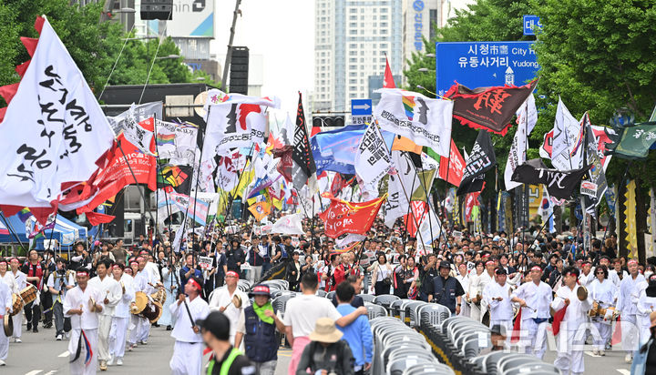 [광주=뉴시스] 이영주 기자 = 민주노총 광주전남본부 등 지역 노동단체들이 17일 오후 광주 동구 금남로에서 제45주년 5·18민중항쟁기념행사위원회의 민주평화대행진에 참여하고 있다. leeyj2578@newsis.com