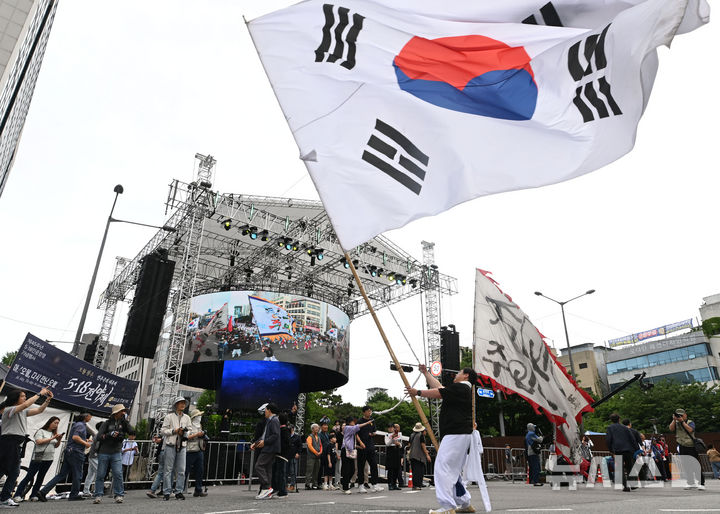 [광주=뉴시스] 이영주 기자 = 17일 오후 광주 동구 금남로에서 5·18민주화운동 45주기를 기념하는 풍물패가 대형 태극기를 흔들고 있다. 2025.05.17. leeyj2578@newsis.com