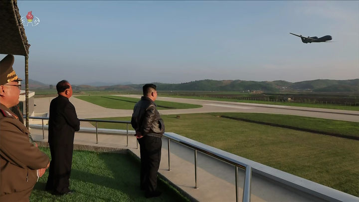 [서울=뉴시스] = 김정은 북한 국무위원장이 지난 15일 제1공군사단 관하 비행연대를 방문해 공군 반항공(방공)전투 및 공습 훈련을 지도했다고 조선중앙TV가 17일 보도했다. 중앙TV가 공개한 사진을 보면 미그(MiG)-29와 수호이(Su)-25 등 북한 공군의 최신 자산이 이날 훈련에 동원됐다. (사진=조선중앙TV 캡처) 2025.05.17. photo@newsis.com *재판매 및 DB 금지
