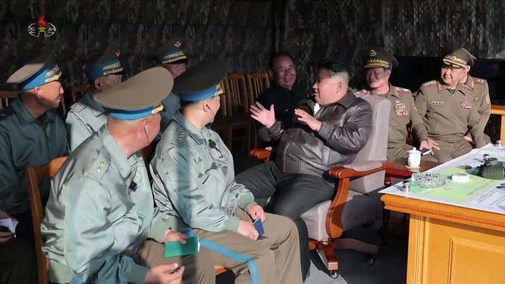 [서울=뉴시스] = 김정은 북한 국무위원장이 지난 15일 제1공군사단 관하 비행연대를 방문해 공군 반항공(방공)전투 및 공습 훈련을 지도했다고 조선중앙TV가 17일 보도했다. 중앙TV가 공개한 사진을 보면 미그(MiG)-29와 수호이(Su)-25 등 북한 공군의 최신 자산이 이날 훈련에 동원됐다.&nbsp; (사진=조선중앙TV 캡처) 2025.05.30. photo@newsis.com *재판매 및 DB 금지