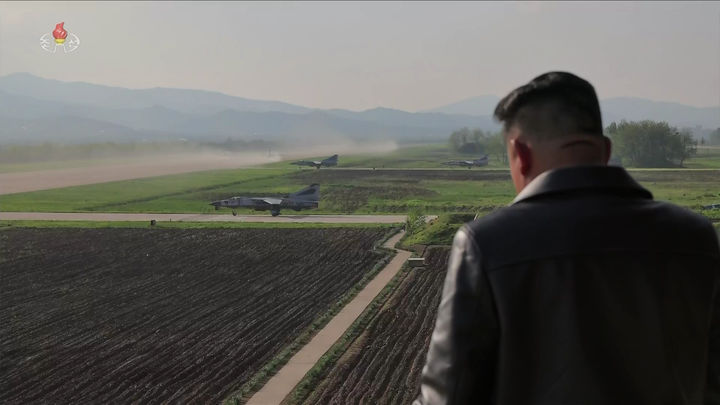 [서울=뉴시스] = 김정은 북한 국무위원장이 지난 15일 제1공군사단 관하 비행연대를 방문해 공군 반항공(방공)전투 및 공습 훈련을 지도했다고 조선중앙TV가 17일 보도했다. (사진=조선중앙TV 캡처) 2025.05.17. photo@newsis.com *재판매 및 DB 금지