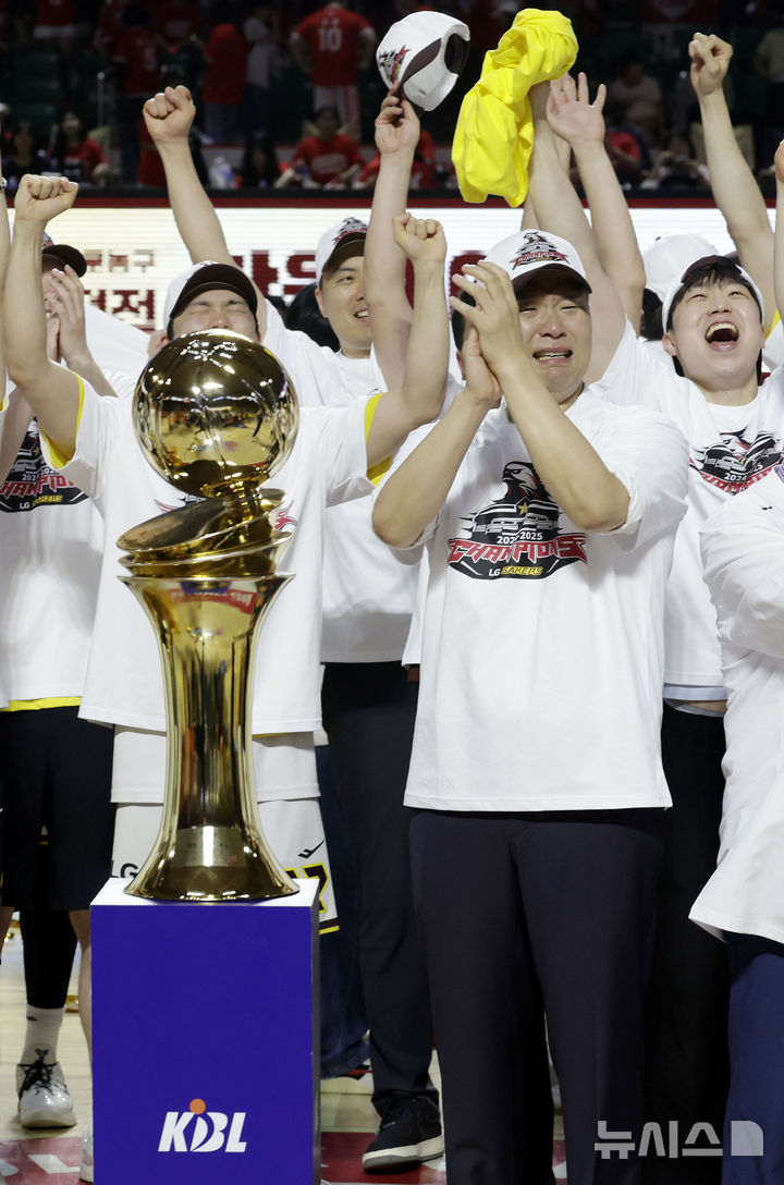 [서울=뉴시스] 최동준 기자 = 17일 서울 송파구 잠실학생체육관에서 열린 2024-2025 KBL 플레이오프 챔피언결정전 7차전 창원 LG 세이커스와 서울 SK 나이츠의 경기에서 62-58로 승리하며 우승을 차지한 LG 조상현 감독이 울먹이고 있다. 2025.05.17. photocdj@newsis.com