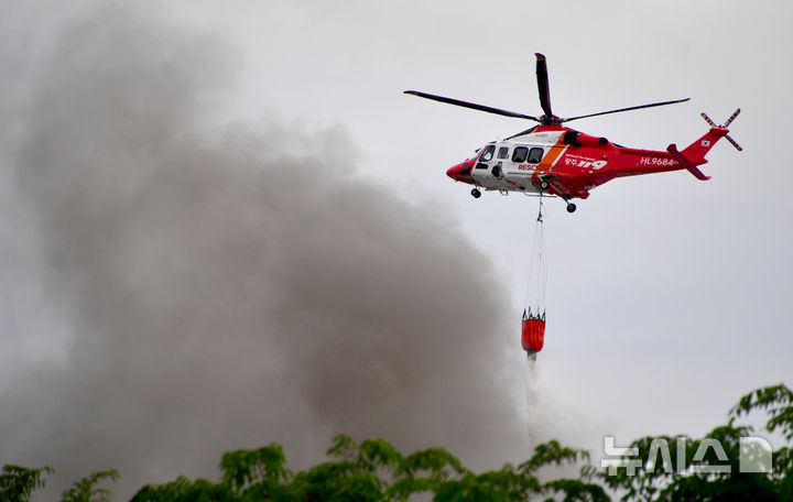 [광주=뉴시스] 류형근 기자 = 지난 5월 17일 오후 광주 광산구 소촌동 금호타이어 광주공장 화재 현장에서 소방당국이 불길을 잡기 위해 헬기를 동원해 진화작업을 하고 있다. 2025.05.17. hgryu77@newsis.com
