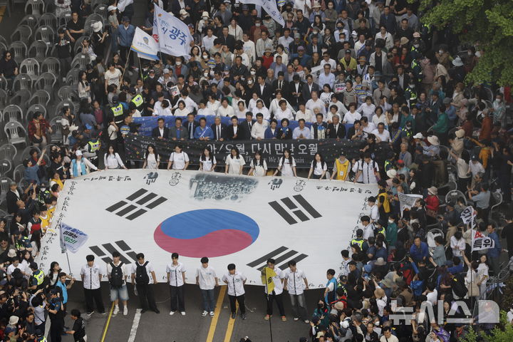 [광주=뉴시스] 이영주 기자 = 5·18 민주화운동 45주년을 하루 앞둔 17일 오후 광주 동구 금남로 일대에서 전야행사가 진행되고 있다. 광주역과 전남대, 조선대 등지에서 출발한 시민들로 이뤄진 '민주평화대행진단'이 행사장으로 들어오고 있다. 2025.05.17. leeyj2578@newsis.com