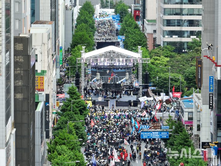 [광주=뉴시스] 이영주 기자 = 5·18 민주화운동 45주년을 하루 앞둔 17일 오후 광주 동구 금남로 일대에서 전야행사가 진행되고 있다. 2025.05.17. leeyj2578@newsis.com