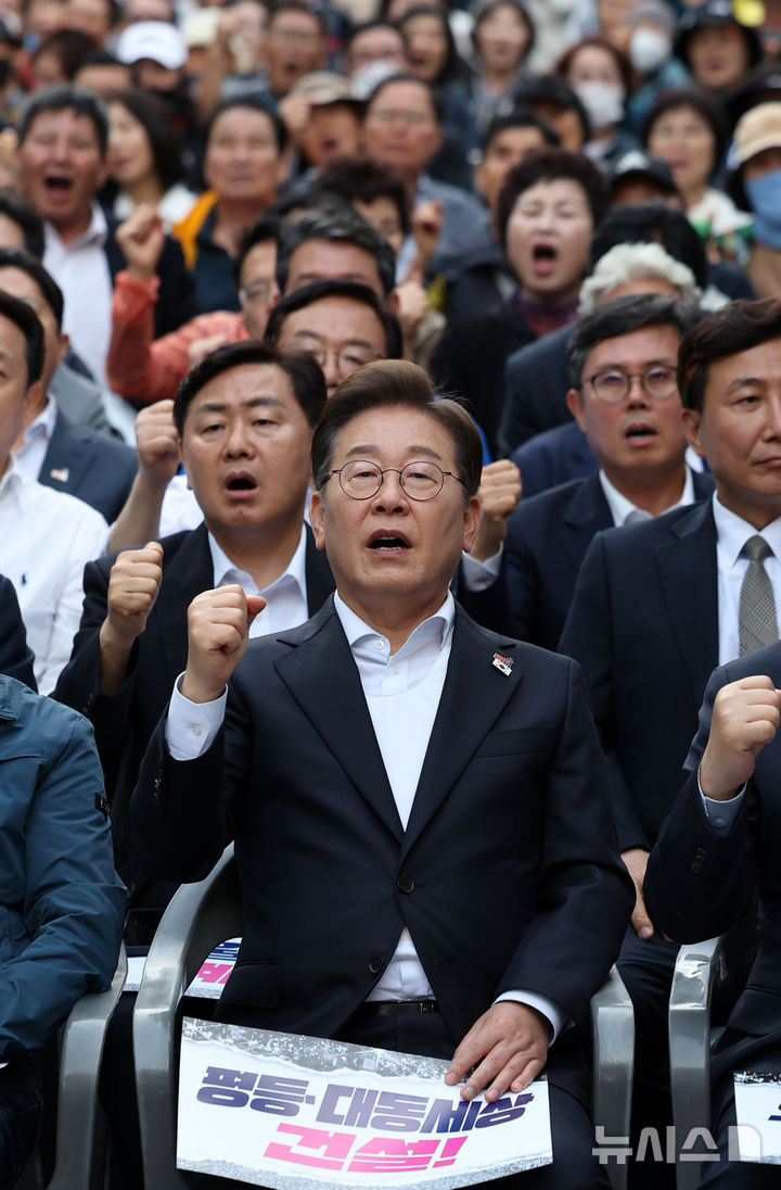 [광주=뉴시스] 조성우 기자 = 이재명 더불어민주당 대선후보가 17일 광주 동구 금남로에서 열린 제45주년 5·18 민주화운동 전야제에서 임을 위한 행진곡을 제창하고 있다. 2025.05.17. xconfind@newsis.com