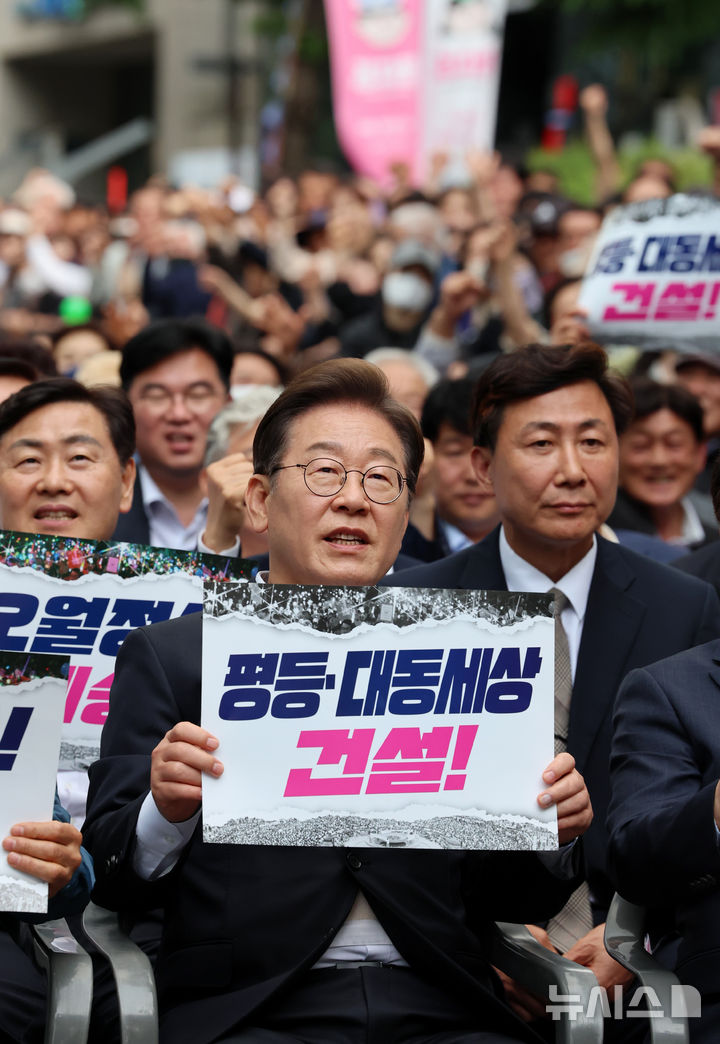 [광주=뉴시스] 이영주 기자 = 5·18 민주화운동 45주년을 하루 앞둔 17일 오후 광주 동구 금남로 일대에서 열린 전야행사에서 이재명 더불어민주당 대선 후보가 대동세상 실현을 촉구하고 있다. leeyj2578@newsis.com