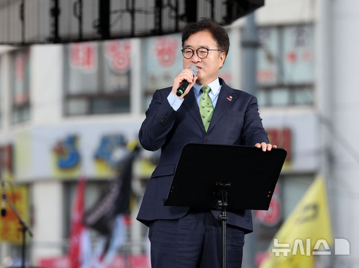 [광주=뉴시스] 이영주 기자 =우원식 국회의장이 5·18민주화운동 45주기를 하루 앞둔 지난 5월17일 오후 광주 동구 금남로에서 열린 5·18 전야제에서 발언하고 있다. 2025.05.17. leeyj2578@newsis.com
