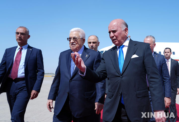 [ 바그다드(이라크)=신화/뉴시스]바그다드 정상회의에 참석한 팔레스타인의 마무드 압바스 대통령 (왼쪽 가운데)을 후세인 이라크 외무장관(오른 쪽)이 공항에서 영접해 안내하고 있다. 2025. 05.18. 