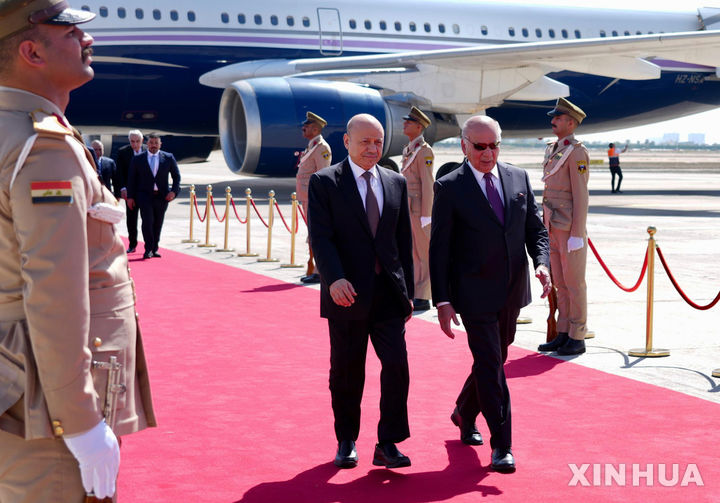 [ 바그다드=신화/뉴시스]5월 17일 바그다드에서열린 아랍연맹 정상회의에 참석차 바그다드 국제공항에 도착한 예멘 대통령위원회의 라샤드 알 -알리미(왼쪽)위원장을  푸아드 후세인 이라크 외무장관(오른쪽)이 영접해 걸어나오고 있다. 2025. 05. 18.  