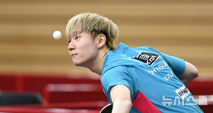 [도하(카타르)=뉴시스] 사진공동취재단 =오준성이 17일 (현지 시간) 카타르 도하 카타르대학교 스포츠 콤플렉스에서 열린 2025 세계탁구선수권대회 개인단식 128강에서 에피오피아 DARARA DUFERA와 경기를 펼치고 있다. 2025.05.18. photo@newsis.com