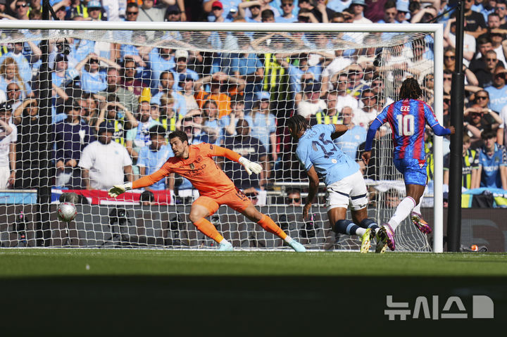 [런던=AP/뉴시스]팰리스, 맨시티 1-0 꺾고 창단 첫 FA컵 우승. 2025.05.17.