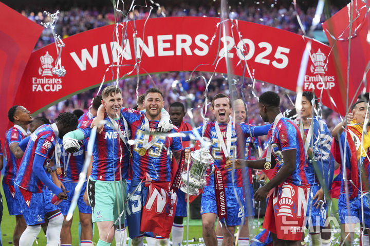 [런던=AP/뉴시스]팰리스, 맨시티 1-0 꺾고 창단 첫 FA컵 우승. 2025.05.17.