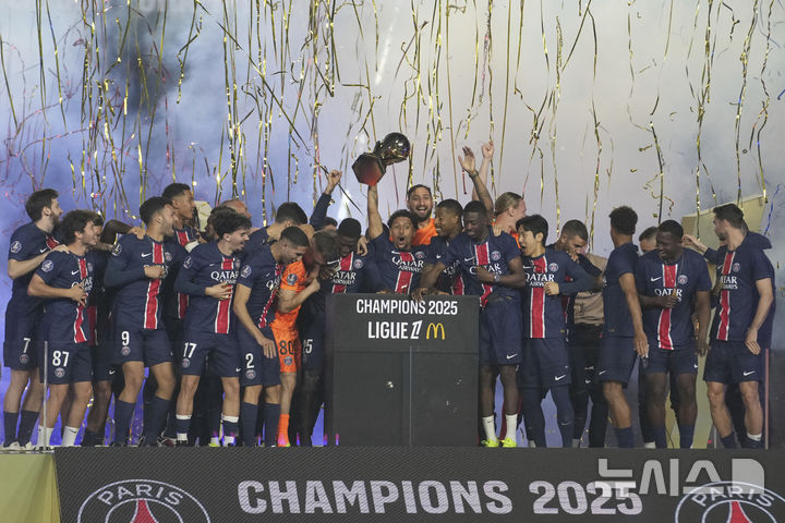 [파리=AP/뉴시스]PSG, 시즌 최종전 마친 뒤 리그1 우승 기념행사. 2025.05.17.
