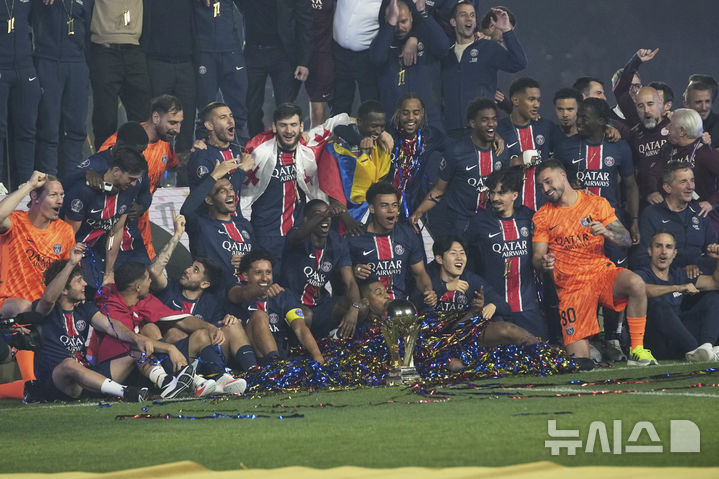 [파리=AP/뉴시스]PSG, 시즌 최종전 마친 뒤 리그1 우승 기념행사. 2025.05.17.