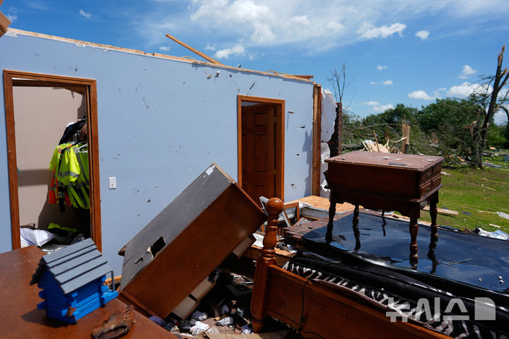 [런던( 미 켄터키주)=AP/뉴시스] 5월 17에 미국 중서부를 강타한 폭풍우와 토네이도로 지붕이 날아가고 벽만 남은 한 주택. 2025.05.18. 
