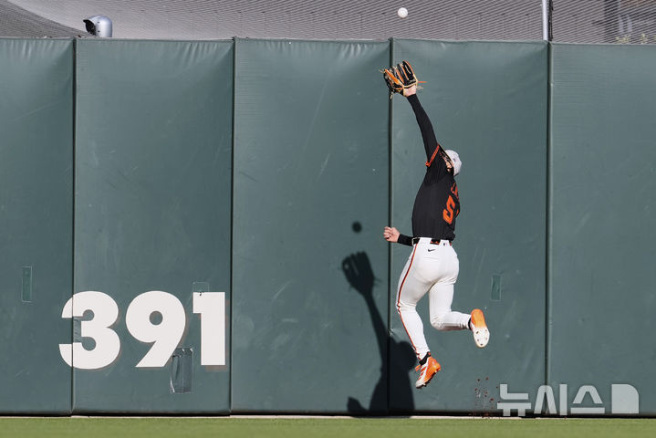 [샌프란시스코=AP/뉴시스] 샌프란시스코 자이언츠의 이정후가 17일(현지 시간) 미 캘리포니아주 샌프란시스코의 오라클 파크에서 열린 2025 메이저리그 애슬레틱스와의 경기 1회초 상대 브렌트 루커의 뜬공을 잡고 있다. 2025.05.18.