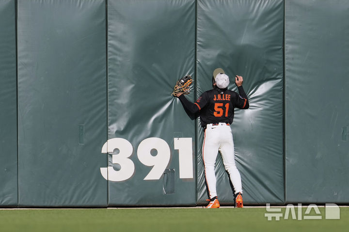 [샌프란시스코=AP/뉴시스] 샌프란시스코 자이언츠의 이정후가 17일(현지 시간) 미 캘리포니아주 샌프란시스코의 오라클 파크에서 열린 2025 메이저리그 애슬레틱스와의 경기 1회초 상대 브렌트 루커의 뜬공을 잡고 있다. 2025.05.18.