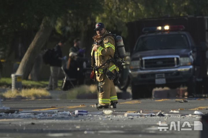[팜스프링스=AP/뉴시스] 사진은 17일(현지 시간) 미국 캘리포니아 팜스프링스 폭발 현장에서 한 소방관이 서 있는 모습. 2025.05.18.