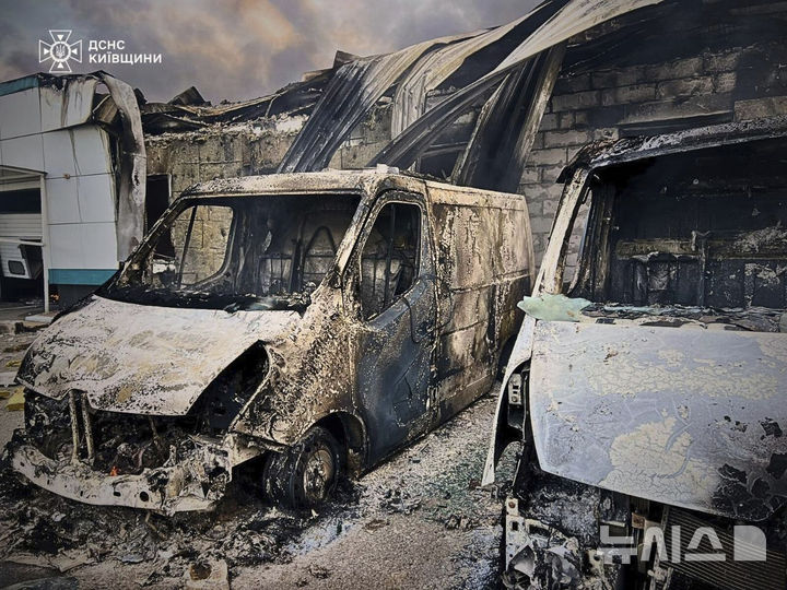 [AP/뉴시스] 키이우에서 자동차들이 러시아 드론에 맞은 뒤 소방 진화된 모습 