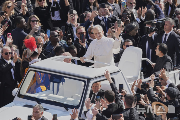 [바티칸=AP/뉴시스] 교황 레오 14세가 18일(현지 시간) 바티칸 성 베드로 광장에서 열린 즉위 미사에 무개차를 타고 이동하고 있다. 2025.05.19.