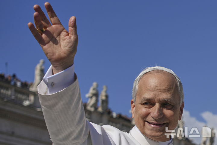 [바티칸=AP/뉴시스] 교황 레오 14세가 18일(현지 시간) 바티칸 성 베드로 광장에서 열린 즉위 미사에 무개차를 타고 이동하고 있다. 2025.05.19.