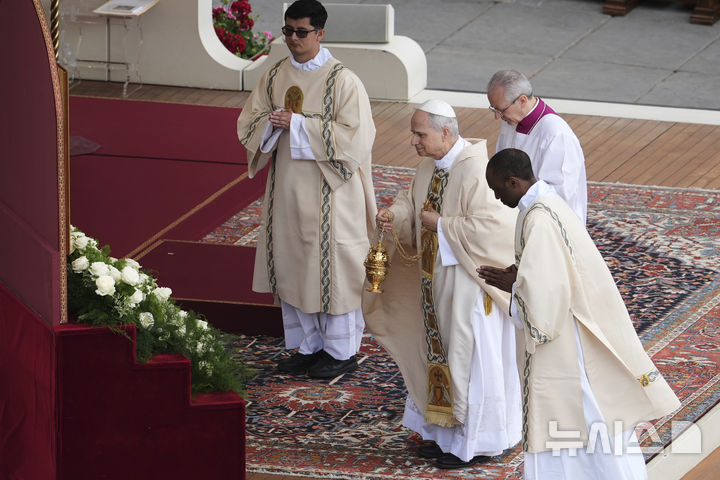 [바티칸=AP/뉴시스] 교황 레오 14세가 18일(현지 시간) 바티칸 성 베드로 광장에서 즉위 미사를 집전하고 있다. 2025.05.19.