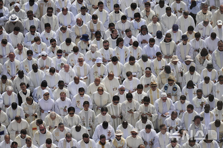[바티칸=AP/뉴시스] 18일(현지 시간) 바티칸 성 베드로 광장에서 열린 교황 레오 14세 즉위 미사에 가톨릭 사제들이 참석해 있다. 2025.05.19.