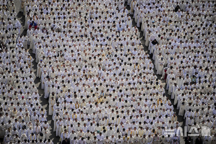 <font style="vertical-align: inherit;"><font style="vertical-align: inherit;">[바티칸=AP/뉴시스] 18일(현지 시간) 바티칸 성 베드로 광장에서 열린 교황 레오 14세 즉위 미사에 가톨릭 사제들이 참석해 있다. 2025.05.19.</font></font>