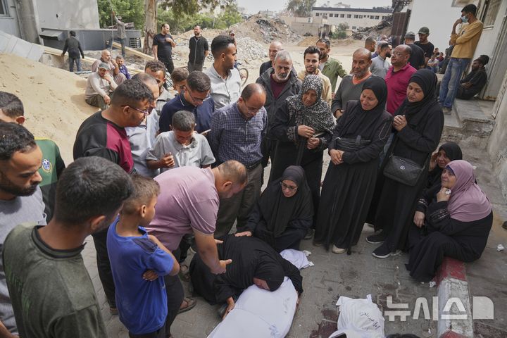 [AP/뉴시스] 18일 가자 지구 가자시티의 알시파 병원에서 유족들이 슬퍼하고 있다.