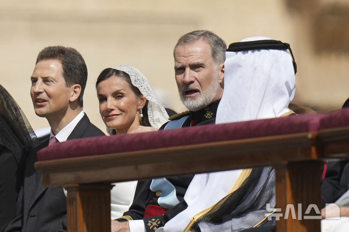 [바티칸=AP/뉴시스] 스페인 펠리페6세 국왕과 레티시아 왕비가 2025년 5월 18일 로마 바티칸 광장에서 새 교황 레오 14세 즉위식에 참석한 모습. 펠리페 6세 부부는 9월 17일 카이로를 방문, 이집트 대통령과 단독회담을 하면서 중동문제와 팔레스타인에 관해 논의하고 가자전쟁 종전과 팔레스타인 주민 보호를 촉구했다. 2025. 09.18. 