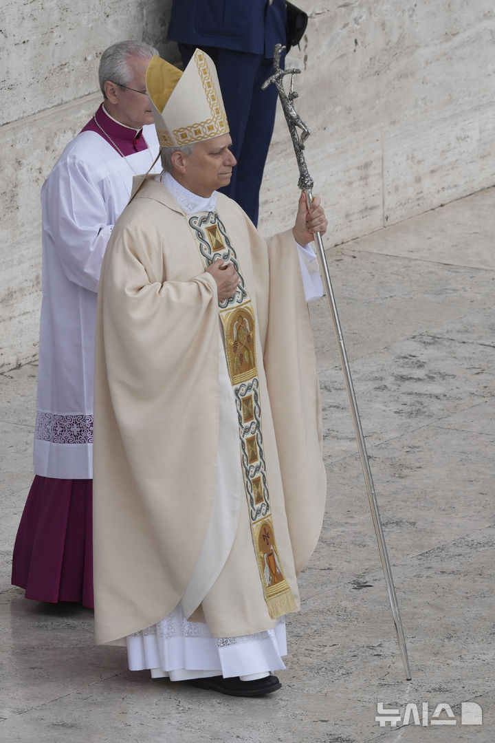 [AP/뉴시스] 레오 교황이 목자 지팡이를 쥐고 광장의 즉위 미사 설교단으로 가고 있다. 아직 교황직의 상황인 램스울 목도리와 어부의 반지가 헌정되기 전이다.