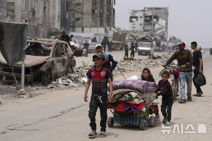 [자발리아=AP/뉴시스] 18일(현지 시간) 가자지구에서 이스라엘군(IDF)의 대규모 군사 작전이 이어지면서 베이트라히야를 탈출한 팔레스타인 피란민들이 자발리아에 도착하고 있다. 2025.05.19.