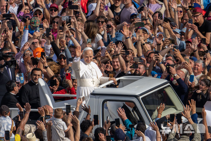 [바티칸=AP/뉴시스] 교황 레오 14세가 18일(현지 시간) 바티칸 성 베드로 광장에서 열린 즉위 미사에 무개차를 타고 이동하고 있다. 2025.05.19.