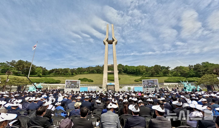 [광주=뉴시스] 이영주 기자 = 5·18민주화운동 45주기를 맞은 18일 오전 광주 북구 운정동 국립5·18민주묘지에서 5·18 45주년 정부기념식이 열리고 있다. 2025.05.18. leeyj2578@newsis.com