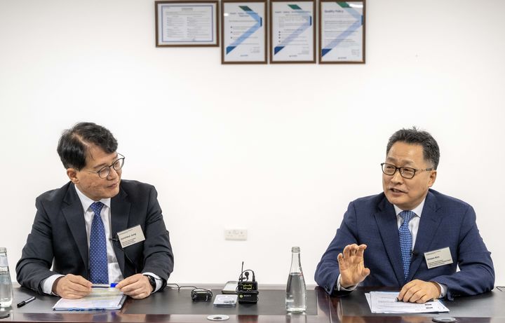 [제다(사우디아라비아)=뉴시스] 지난 14일(현지시간) 사우디아라비아 제다 인근 킹 압둘라 경제도시(KAEC)에서 열린 현대차의 중동 첫 생산기지(HMMME) 착공식 현장에서 김언수 현대차 인도·아중동대권역장(부사장)과 정준철 제조부문장(부사장)이 이번 공장의 의미와 향후 계획 등에 관해 설명하고 있다. (사진=현대차 제공) 2025.05.18 photo@newsis.com&nbsp; *재판매 및 DB 금지