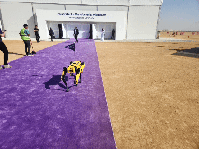 [제다(사우디아라비아)=뉴시스] 유희석 기자 = 지난 14일(현지시간) 사우디아라비아 제다 인근 킹 압둘라 경제도시(KAEC)에서 열린 현대차 사우디 공장(HMMME) 착공식에 보스턴 다이내믹스의 로봇개 '스팟'이 등장해 행사 참가자들의 눈길을 끌었다. 2025.05.18 photo@newsis.com *재판매 및 DB 금지
