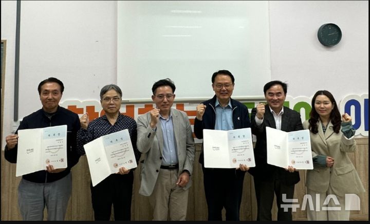 [시흥=뉴시스] 군자동 행정복지센터가 최근 아파트 관리사무소장 9명을 명예 사회복지 공무원으로 위촉했다. (사진=시흥시 제공).2025.05.18.photo@newsis.com