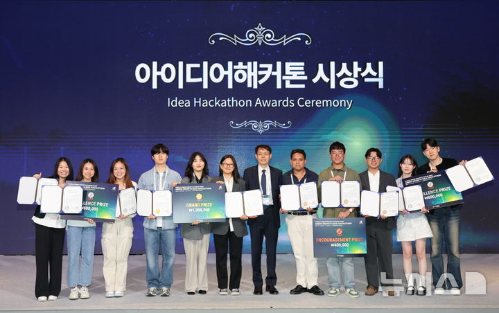 [포항=뉴시스] 송종욱 기자 = '2025 세계녹색성장포럼(WGGF 2025)' 연계 행사로 녹색성장 아이디어 해커톤에 세계 13개국 76개 팀 참여했다. 사전 예선을 거쳐 본선에 오른 10개 팀이 열띤 경쟁을 펼쳐 한국의 POGREE 팀이 대상을 차지했다. 사진은 15일 라한호텔 포항에서 열린 해커톤 시상식에서 수상자들이 기념 촬영하는 모습. (사진=포항시 제공) 2025.05.18. photo@newsis.com