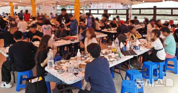 [제주=뉴시스] 오영재 기자 = 18일 오전 제주 서귀포시 보목항에서 열린 '보목 2025 자리돔축제'에서 방문객들이 먹거리장터를 이용하고 있다. 2025.05.18. oyj4343@newsis.com&nbsp; 