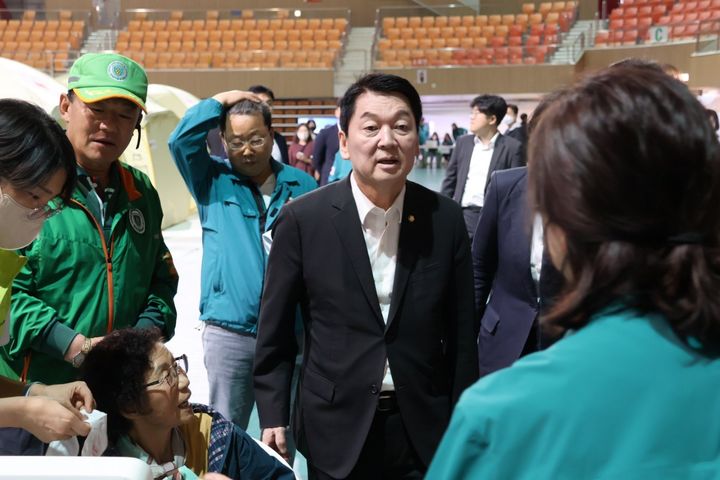 [광주=뉴시스] 안철수 국민의힘 공동선거대책위원장이 18일 광주 광주여대에 위치한 금호타이어 광주공장 화재 주민대피소를 방문해 피해 상황을 점검하고 있다. (사진 = 안 의원실 제공) 2025.05.18 photo@newsis.com *재판매 및 DB 금지