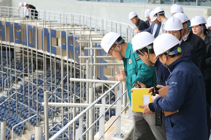 [창원=뉴시스] 강경국 기자 = 장금용 경남 창원시장 권한대행이 18일 건축 관련 내·외부 전문가 10여 명과 함께 창원NC파크 마산구장에 대한 최종 안전점검을 하고 있다. (사진=창원시청 제공). 2025.05.18. photo@newsis.com *재판매 및 DB 금지