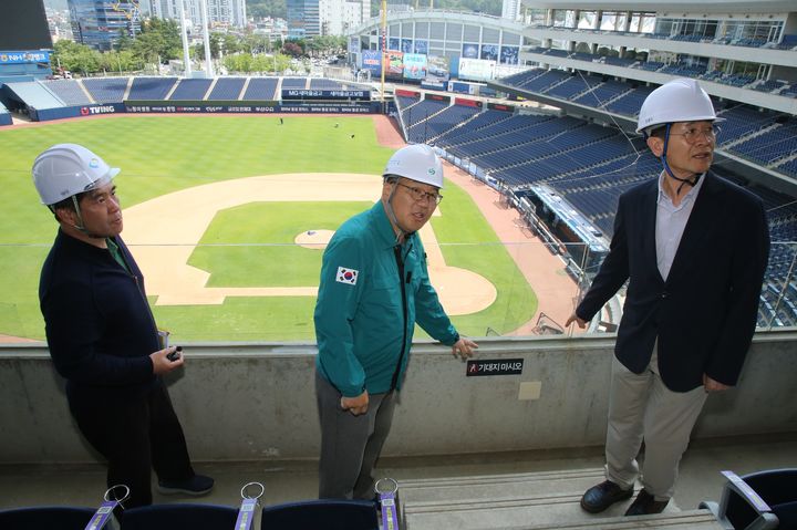 [창원=뉴시스] 강경국 기자 = 장금용 경남 창원시장 권한대행이 18일 건축 관련 내·외부 전문가 10여 명과 함께 창원NC파크 마산구장에 대한 최종 안전점검을 하고 있다. (사진=창원시청 제공). 2025.05.18. photo@newsis.com *재판매 및 DB 금지