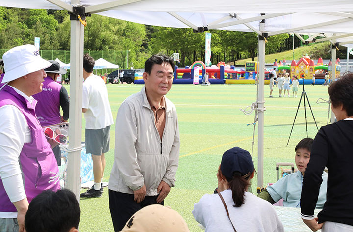 강원랜드와 강원랜드노동조합은 지난 17일 정선군 고한생활체육공원에서 임직원과 가족이 함께하는 ‘제1회 가족 사랑의 날 대축제’를 개최하고 있다.(사진=강원랜드 제공) *재판매 및 DB 금지