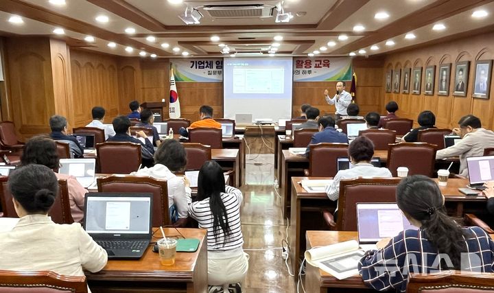 [포항=뉴시스] 송종욱 기자 = 포항상공회의소는 지난 16일 이정훈 한동대 AI혁신센터 실장을 초빙해 기업체 임원을 대상으로 '생성형 AI 활용' 교육을 열었다. 이날 포항상의 회의실에서 열린 '생성 AI 활용 교육' 모습. (사진=포항상공회의소 제공) 2025.05.18. photo@newsis.com 