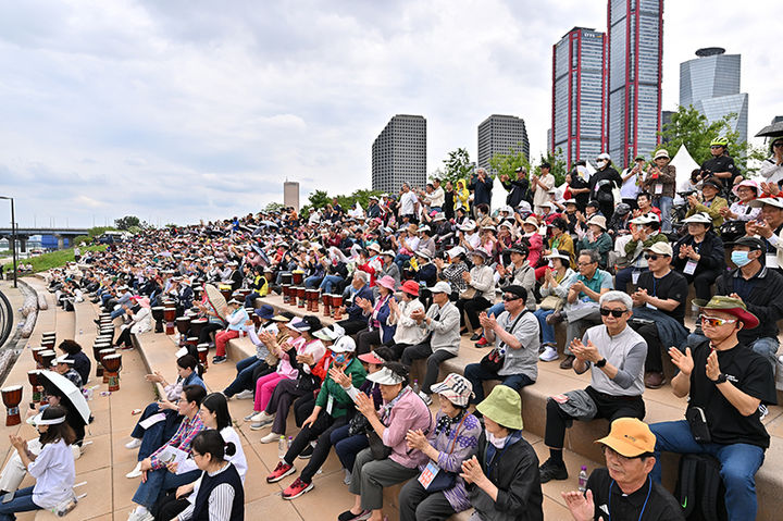지난 17일, 서울 한강공원 물빛무대에서 열린 정선아리랑 50주년 특별 공연 ‘정선아리랑 in Seoul’ 행사에 서울시민들이 인산인해를 이루고 있다. (사진=정선군 제공) *재판매 및 DB 금지