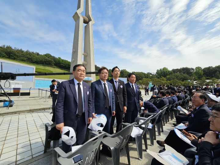 [창원=뉴시스] 강경국 기자 = 더불어민주당 허성무 국회의원(창원시 성산구)이 18일 광주 국립 5·18민주묘지에서 거행된 제45주년 5·18 민주화운동 기념식에 참석하고 있다. (사진=허성무 의원실 제공). 2025.05.18. photo@newsis.com *재판매 및 DB 금지